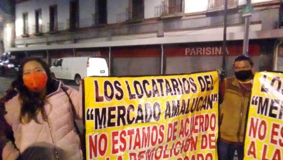 Comerciantes de Amalucan protestan en Palacio Nacional contra Claudia Rivera