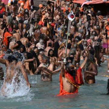 Miles de hindúes se bañan en el río Ganges pese al Covid-19