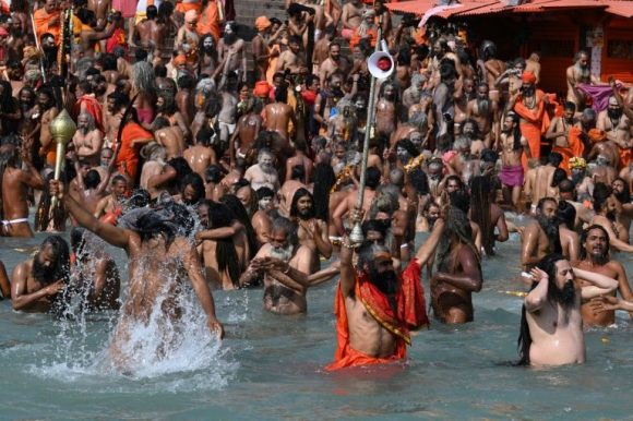 Miles de hindúes se bañan en el río Ganges pese al Covid-19