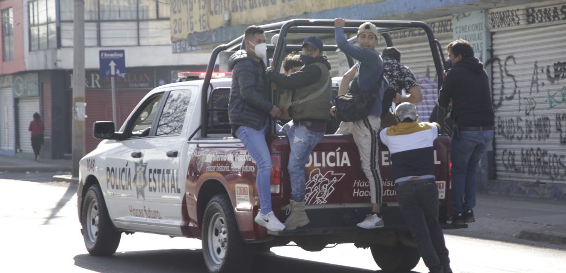 (VIDEO) Enfrentamiento entre tianguista y policías de Los Lavaderos