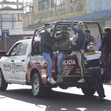 (VIDEO) Enfrentamiento entre tianguista y policías de Los Lavaderos