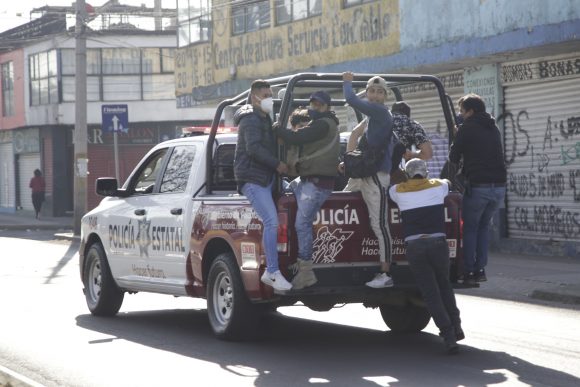 (VIDEO) Enfrentamiento entre tianguista y policías de Los Lavaderos