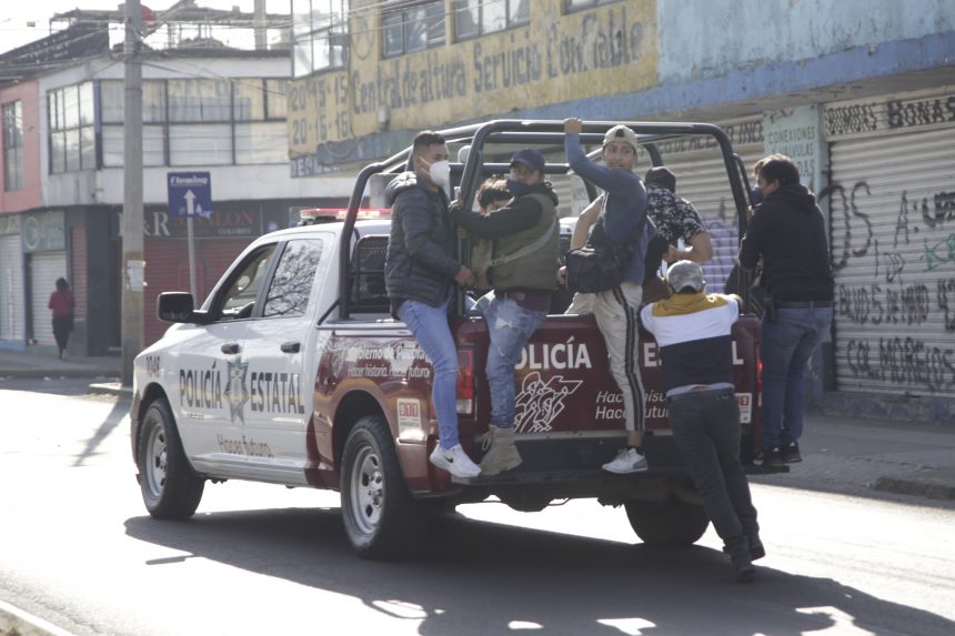 (VIDEO) Enfrentamiento entre tianguista y policías de Los Lavaderos