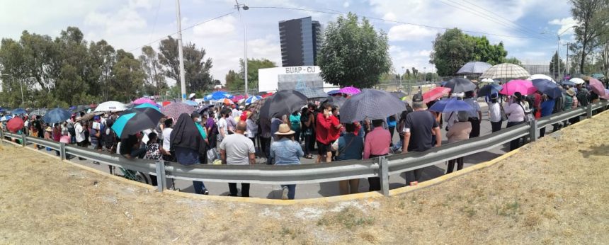 (VIDEOS) Cambio de horarios en turno de vacunas provocó caos en C.U