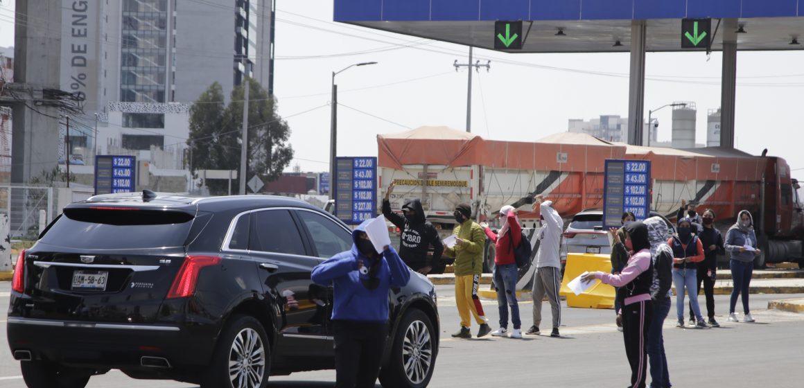 (FOTOS Y VIDEO) Toman normalistas caseta de cobro de la Vía Atlixcáyotl