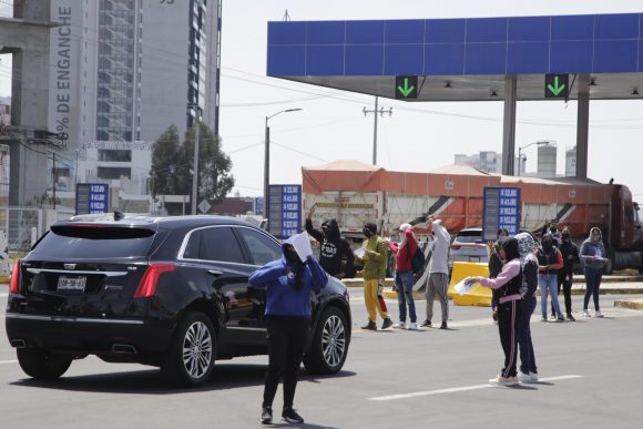 (FOTOS Y VIDEO) Toman normalistas caseta de cobro de la Vía Atlixcáyotl