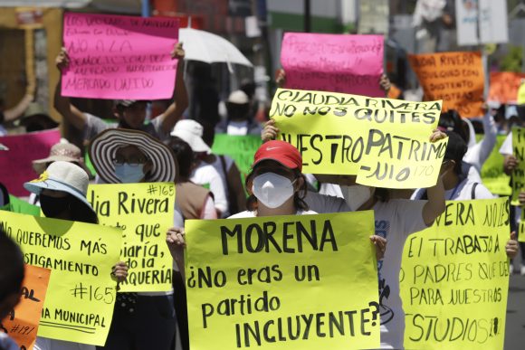 (FOTOS) Marchas y bloqueos de locatarios contra la demolición del mercado Amalucan