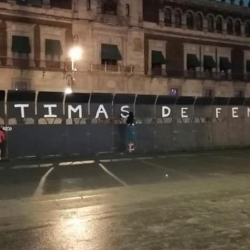 Activistas graban los nombres de víctimas de feminicidios en las vallas de Palacio Nacional