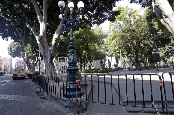 (FOTOS) Retiro de vallas del zócalo fue para desinfectar