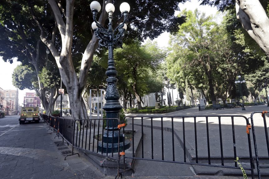(FOTOS) Retiro de vallas del zócalo fue para desinfectar