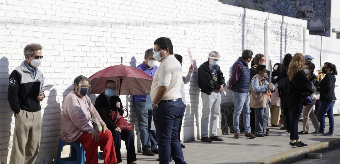 Inició la vacunación en 9 municipios de Puebla; se aplicarán 65 mil 770 dosis de Pfizer y Sinovac: Salud