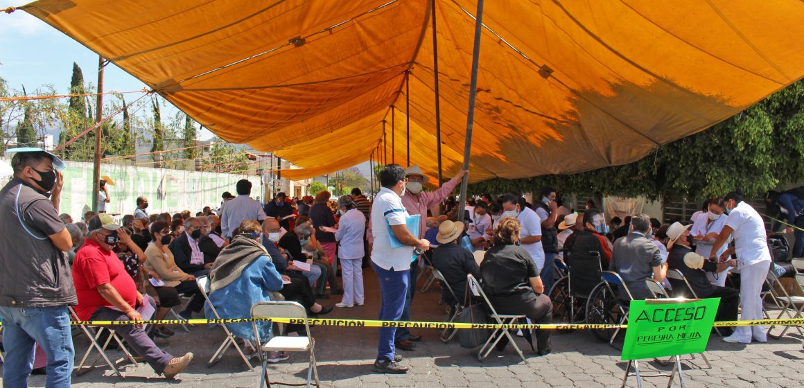 De manera lenta inició la vacunación contra Covid en Tehuacán, esperaron 72 horas