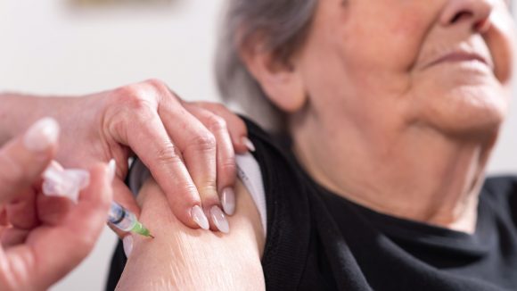 Muere abuelita 15 minutos después de recibir vacuna contra Covid-19