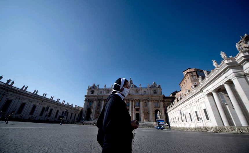 VATICAN-POPE-ANGELUS Vaticano vacunará contra COVID-19 a 1.200 personas pobres durante la Semana Santa