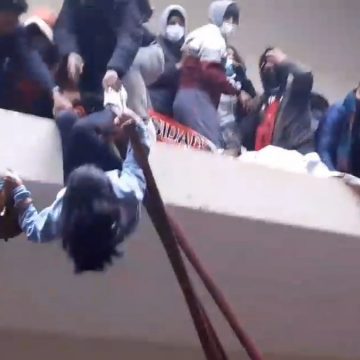 Tragedia en Bolivia, caen estudiantes de barandal en Universidad tras asamblea