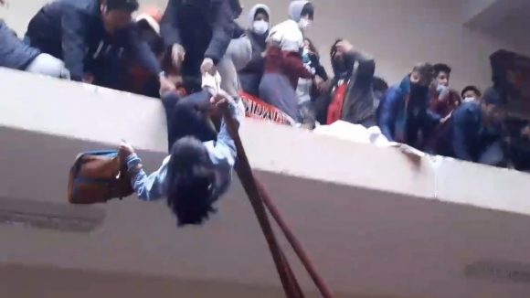 Tragedia en Bolivia, caen estudiantes de barandal en Universidad tras asamblea