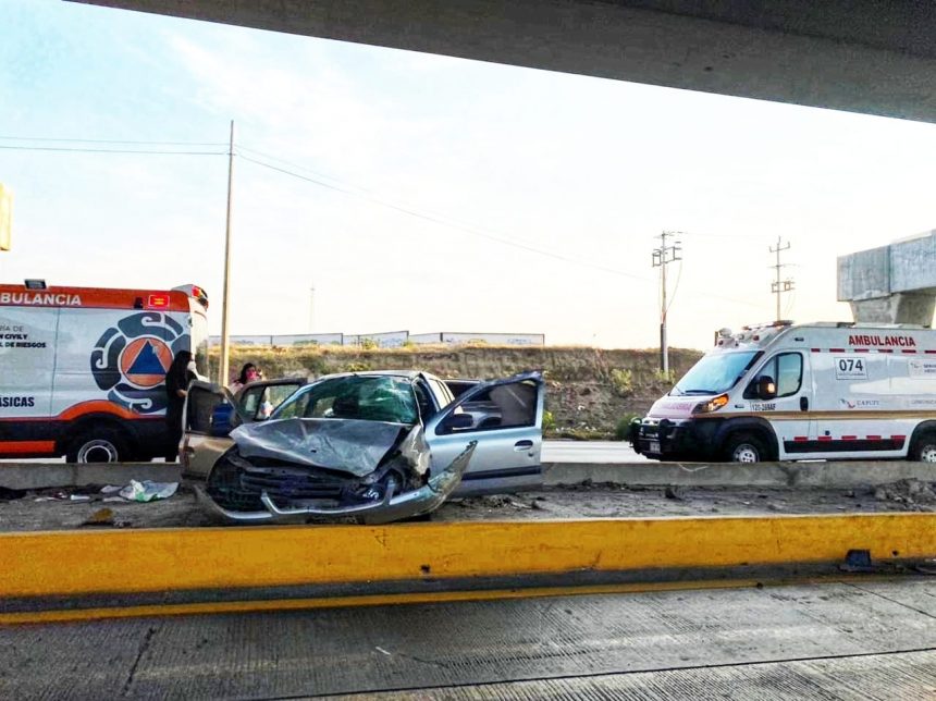 (VIDEO) Abandonan vehículo siniestrado por falta de agentes de Vialidad estatal