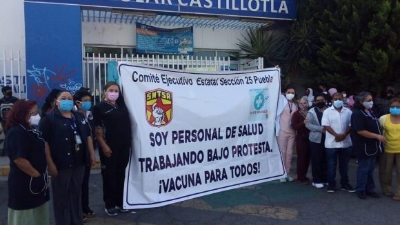 Trabajadores de la salud exigen les apliquen la vacuna anti Covid