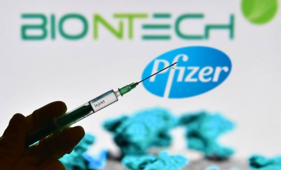 Vacuna Pfizer confirma que protege al menos 6 meses y efectiva contra cepa africana