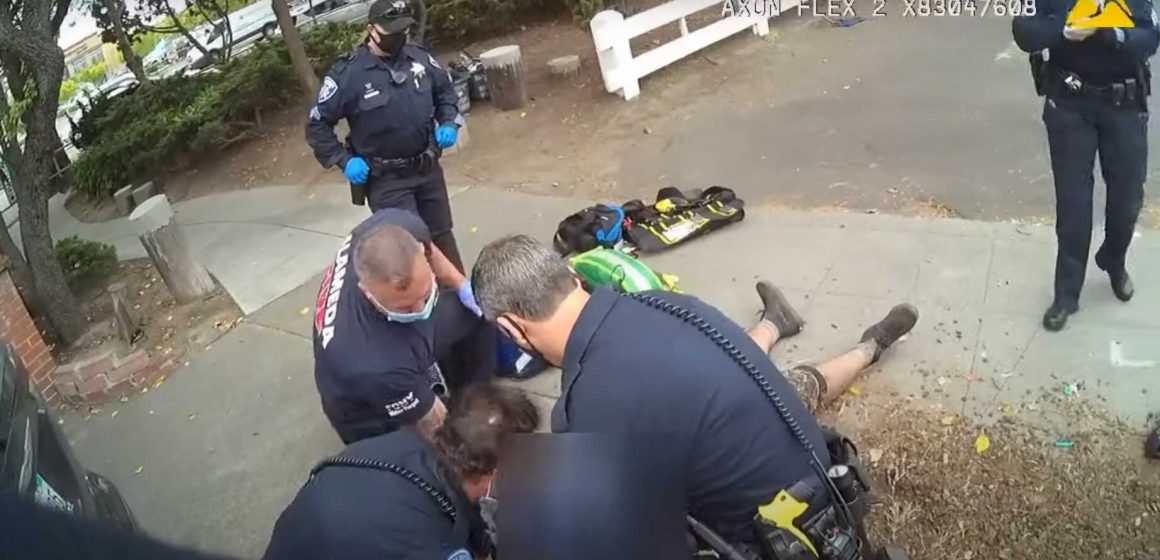 Muere un hispano tras ser presionado por la rodilla de un policía en California