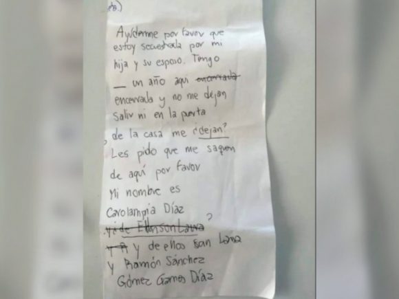 “Ayúdenme estoy secuestrada” pide ayuda abuelita en centro de vacunación