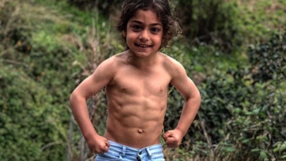 Arat Hosseini, un niño futbolista que causa sensación en las redes