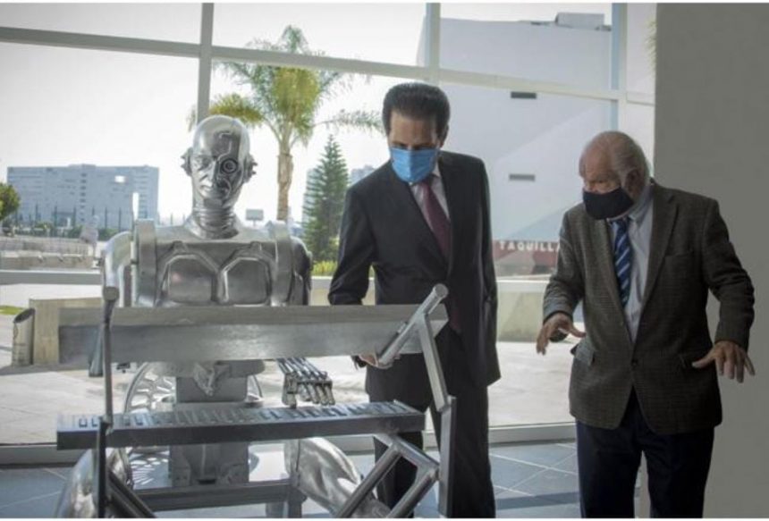 El Rector Alfonso Esparza reconoció este proyecto de especialistas en robótica y electrónica de la Universidad