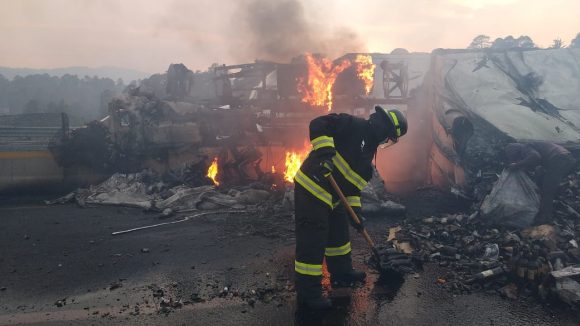 Incendio y volcadura de tráiler paraliza la México-Puebla