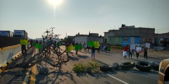 49fb7b49-6df9-4145-9cb0-8e76bc49a548 (1) Liberan ejidatarios la Puebla-México bajo la promesa de reunirse con López Obrador