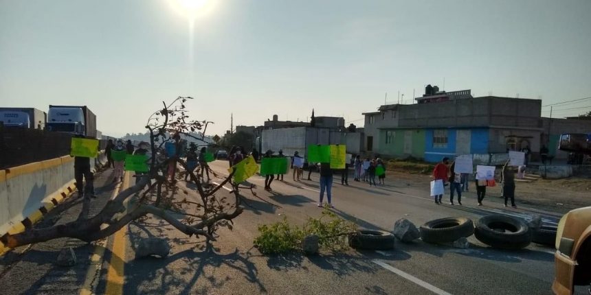 49fb7b49-6df9-4145-9cb0-8e76bc49a548 (1) Liberan ejidatarios la Puebla-México bajo la promesa de reunirse con López Obrador