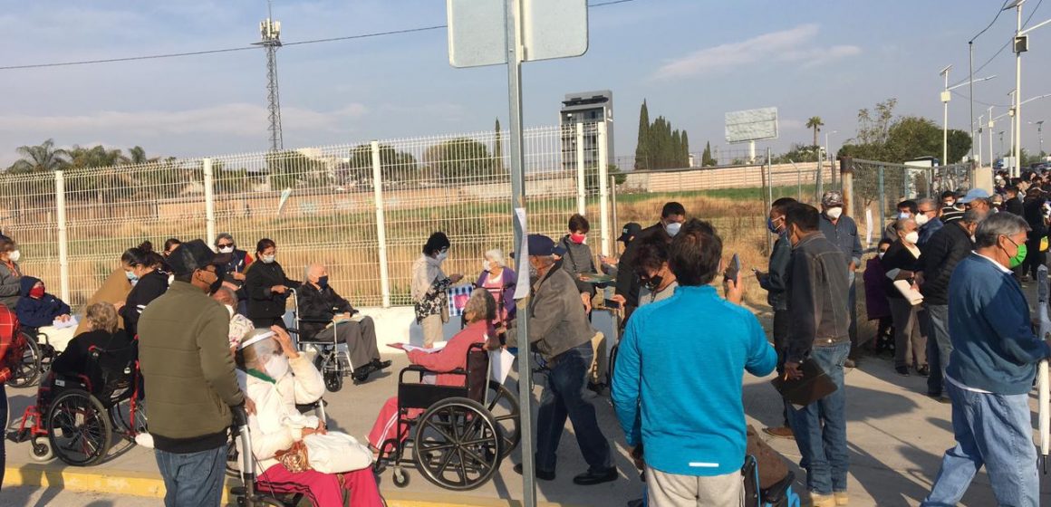 Piden autoridades a pobladores de Tehuacán respetar la logística de la vacuna anti COVID