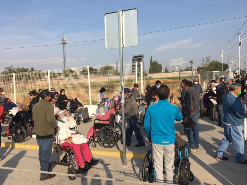 6d720311-1047-42c0-85bb-57d39e30b067 Piden autoridades a pobladores de Tehuacán respetar la logística de la vacuna anti COVID