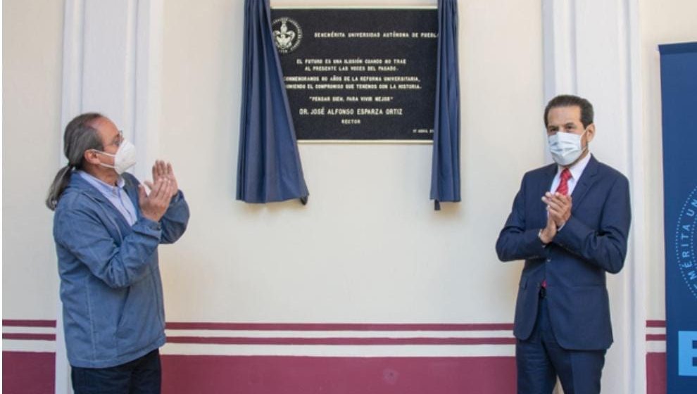 Rector Alfonso Esparza develó placa conmemorativa del 60 aniversario de la Reforma Universitaria