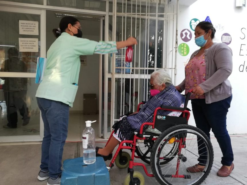 93d781c6-0692-4453-a664-aee88138b49c Llegó la vacuna a Izúcar, muchos adultos permanecían en el encierro desde hacer un año