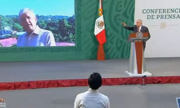 (VIDEO) “¡Quítalo, quítalo!”: AMLO reproduce video contra el PRIAN y reta al INE