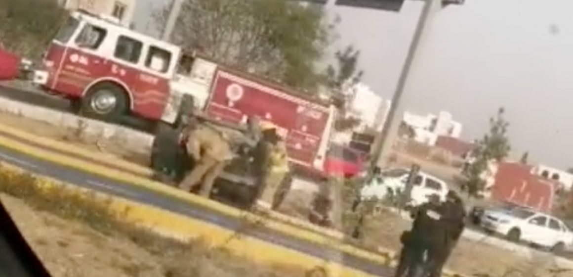 Auto Renault volcó en Periférico