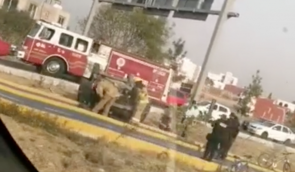 Auto Renault volcó en Periférico