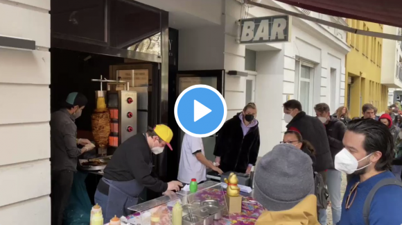 Tacos al pastor causan sensación y enormes filas en Berlín Alemania