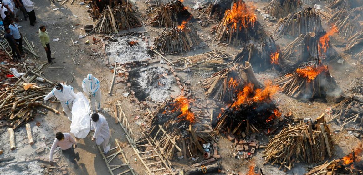 (VIDEO) Así son los crematorios al aire libre en India tras la peor crisis por COVID-19