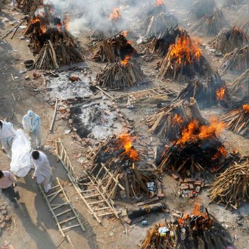 (VIDEO) Así son los crematorios al aire libre en India tras la peor crisis por COVID-19