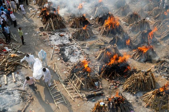 (VIDEO) Así son los crematorios al aire libre en India tras la peor crisis por COVID-19