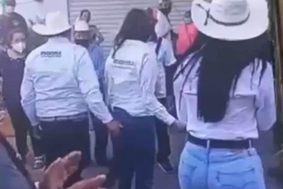 (VIDEO) David Monreal toca a una compañera en plena campaña; asegura que fue un “roce involuntario”