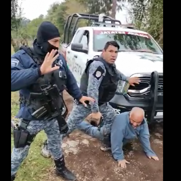 (VIDEO) Captan abuso de policías municipales de Huauchinango; golpearon a dos civiles y dispararon al aire