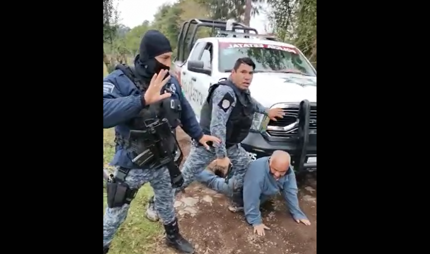 (VIDEO) Captan abuso de policías municipales de Huauchinango; golpearon a dos civiles y dispararon al aire