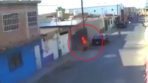 (VIDEO) Hombre prende fuego a mujer de la tercera edad; víctima se encuentra grave con quemaduras de segundo y tercer grado