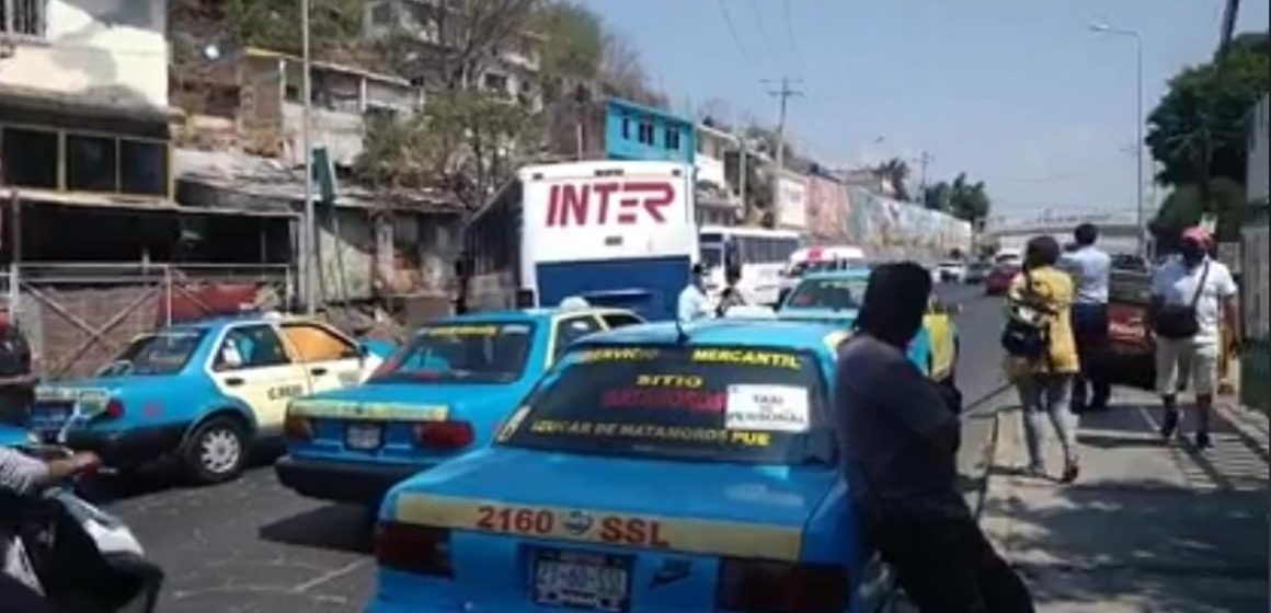 Taxistas protestan contra “piratas” en Izúcar y bloquean carretera