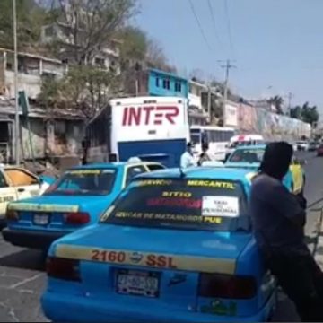 Taxistas protestan contra “piratas” en Izúcar y bloquean carretera
