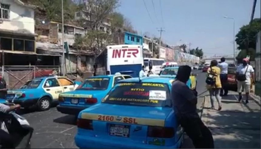 Taxistas protestan contra “piratas” en Izúcar y bloquean carretera