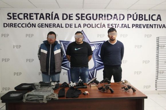 Policías detienen a tres personas por portación de arma de fuego