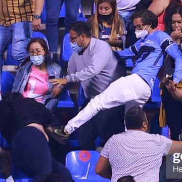 Aficionado de PUMAS golpea a mujer en el estadio Cuauhtémoc